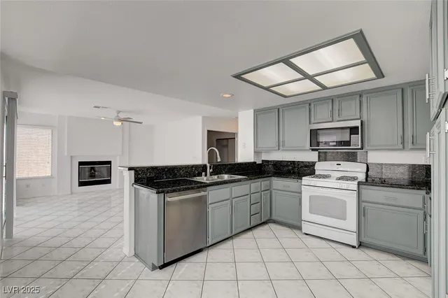 $2,595 | 9805 Cross Creek Way, Las Vegas, NV 89117