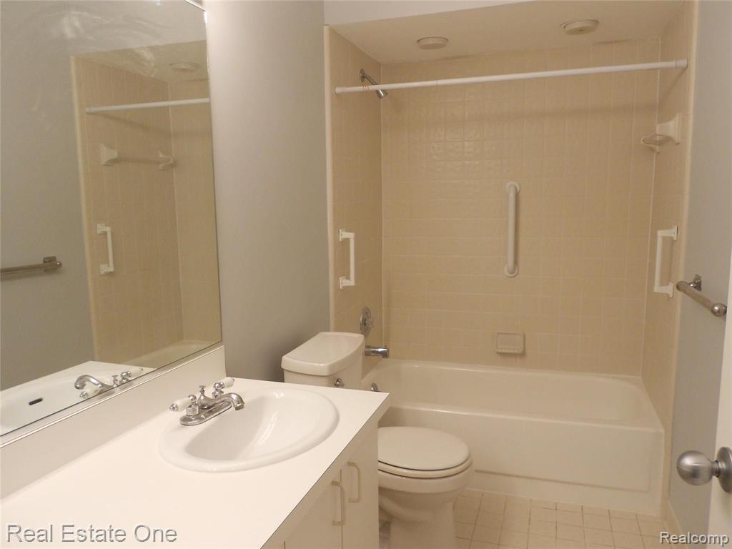 30414 Orchard Lake Road, Unit 10 Farmington, MI 48334 - Photo 11 of 14