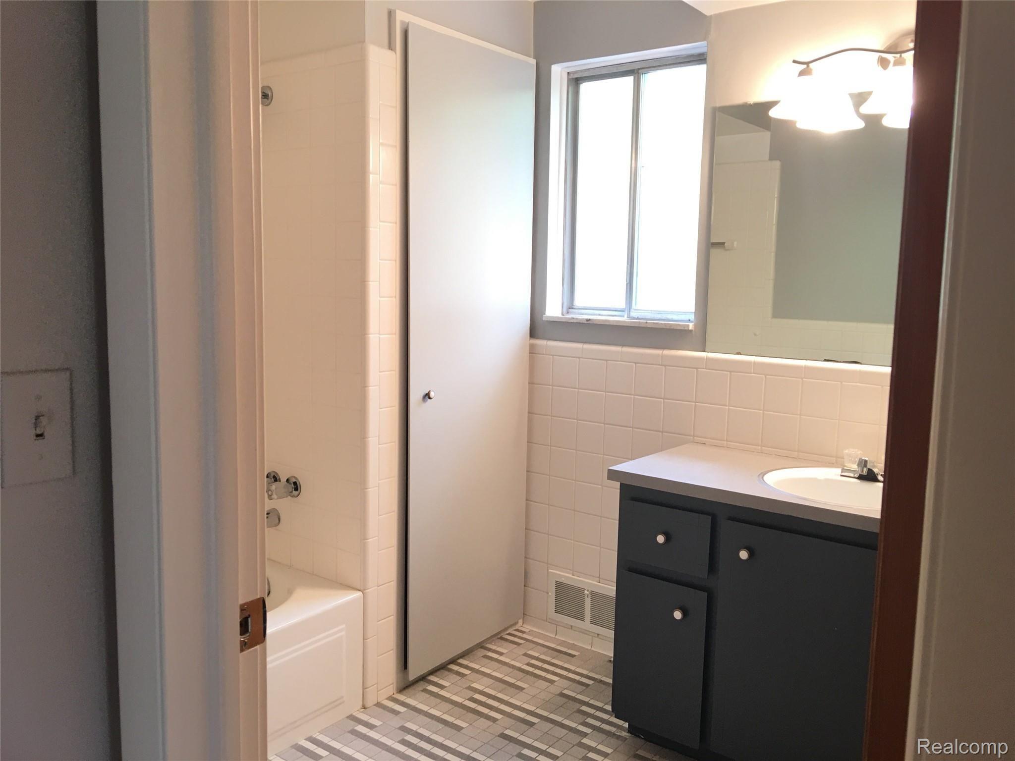 6801 Rattalee Lake Road Clarkston, MI 48348 - Photo 29 of 42 30.jpg