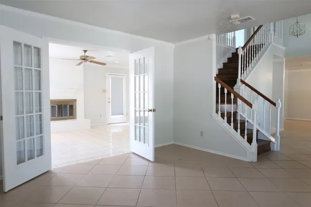 a view of an entryway with workspace