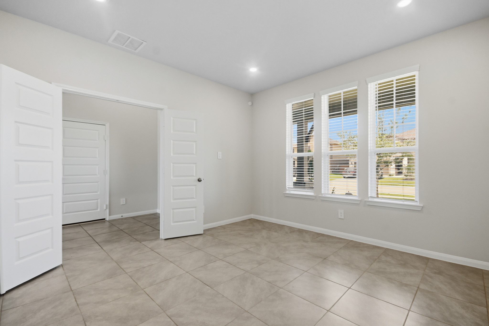 10723 Clfs Vw Drive Rosharon, TX 77583 - Photo 6 of 50 Study with french doors off the entryway. Room is pre-wired for a ceiling fan.