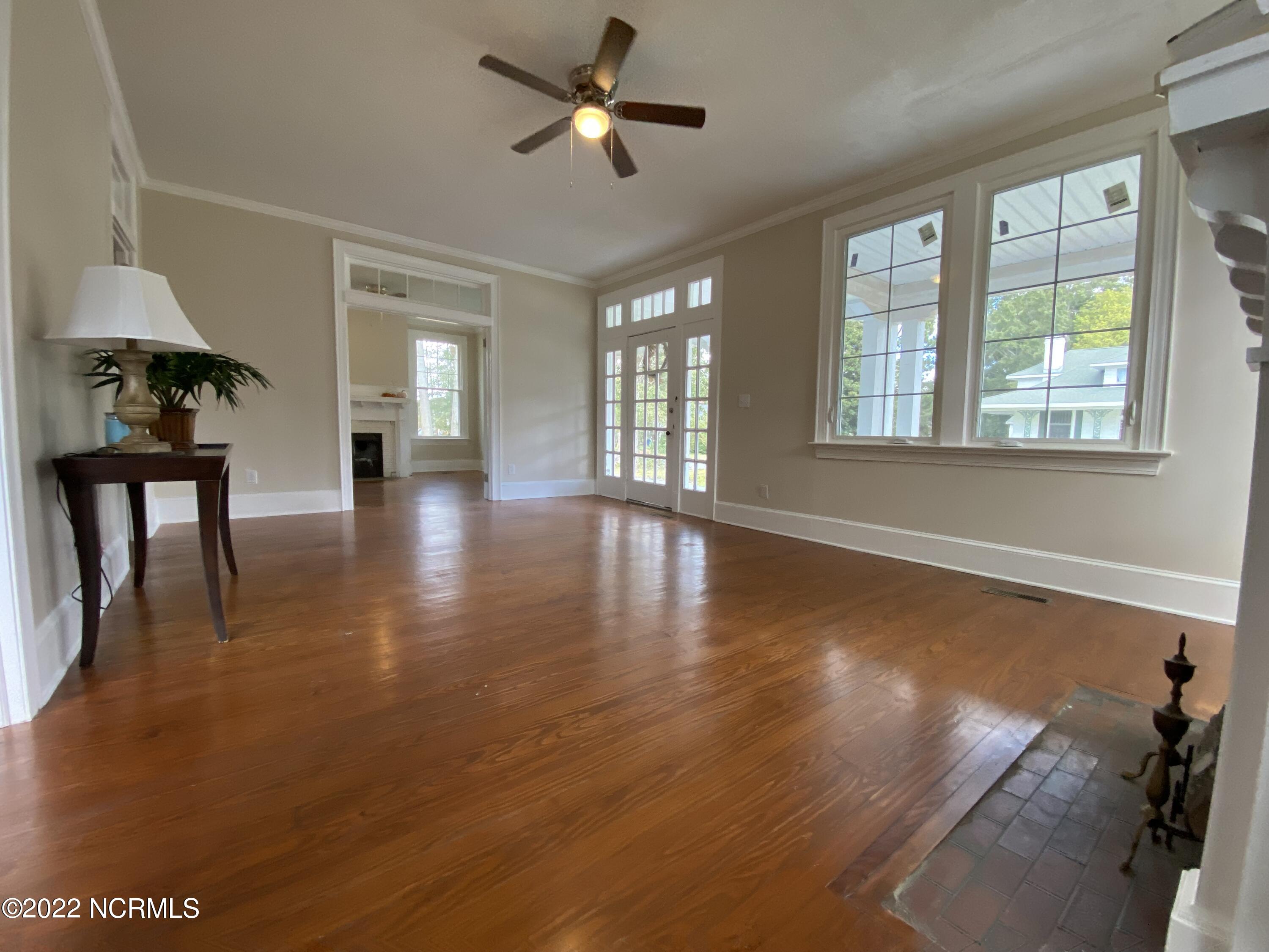 252 Fourth Street Ayden, NC 28513 - Photo 10 of 40 Living Room