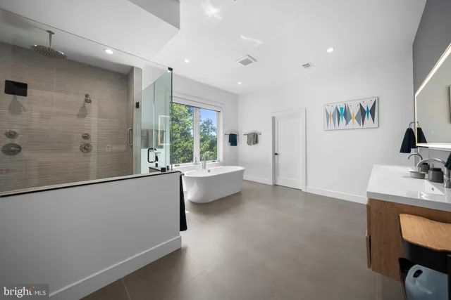 a en suite bathroom with a double vanity sink and mirror