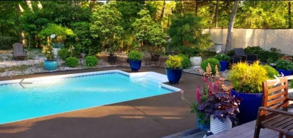 a view of a backyard