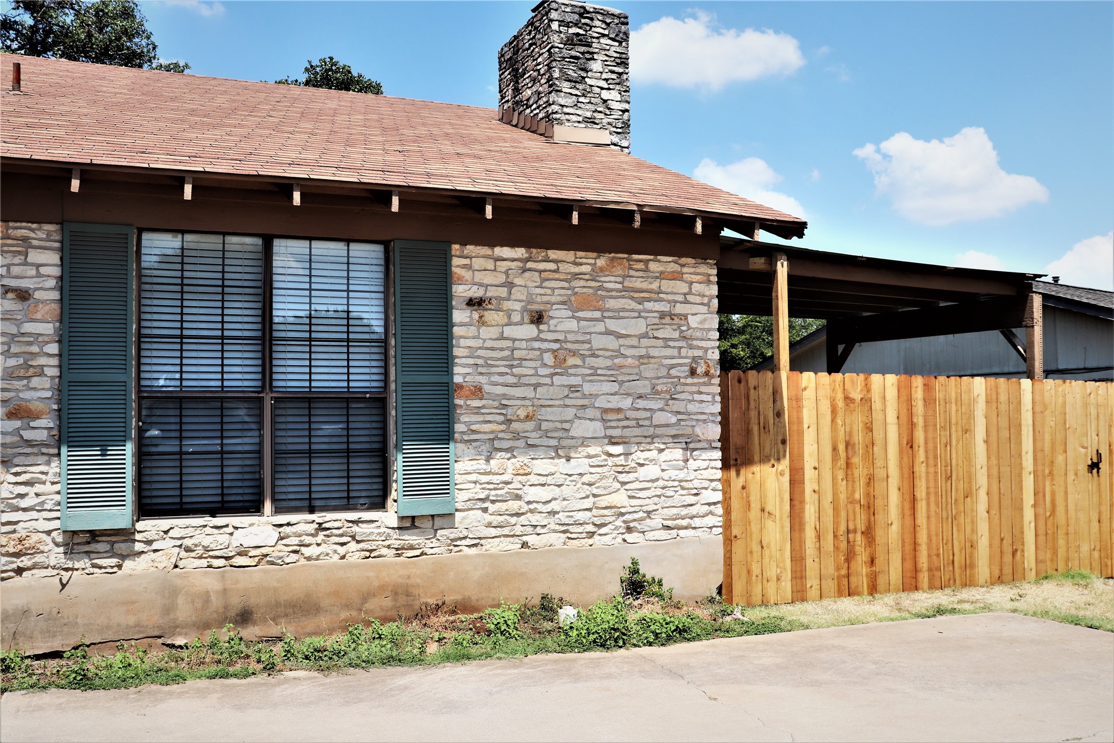 Cute 2/1 duplex in Georgetown with fenced yard and covered patio