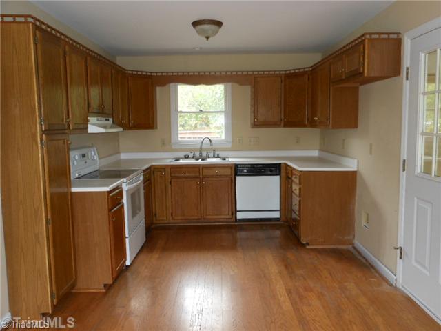 1114 Raleigh Court High Point, NC 27262 - Photo 5 of 16 Kitchen.