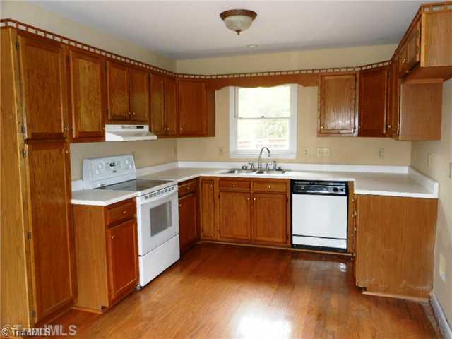 1114 Raleigh Court High Point, NC 27262 - Photo 7 of 16 Kitchen.