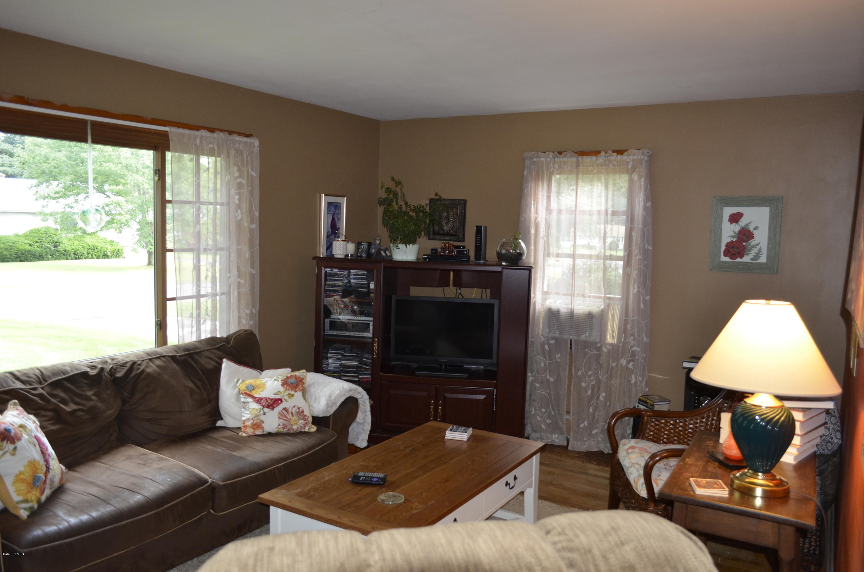 29 Howe Road Pittsfield, MA 01201 - Photo 23 of 50 Living Room
