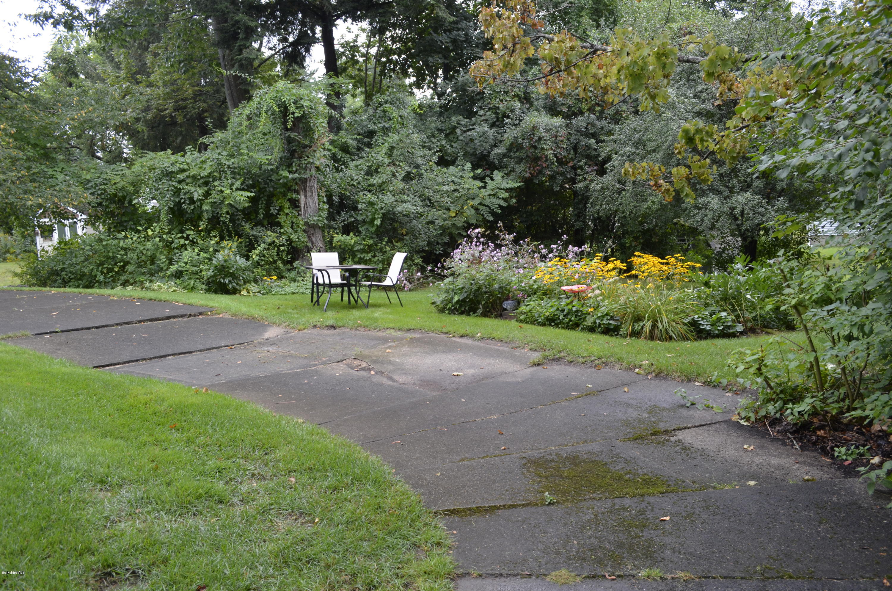 29 Howe Road Pittsfield, MA 01201 - Photo 46 of 50 Driveway