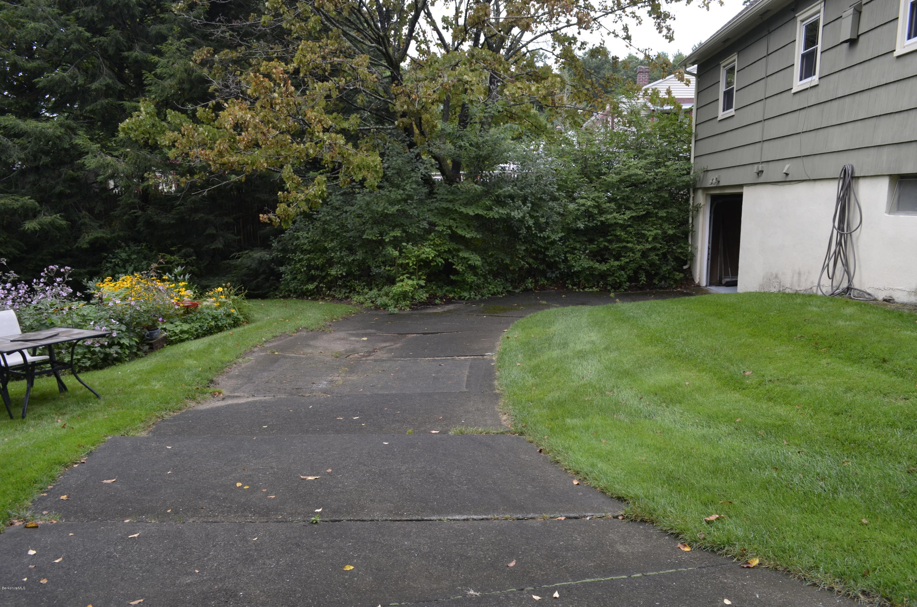 29 Howe Road Pittsfield, MA 01201 - Photo 48 of 50 Driveway