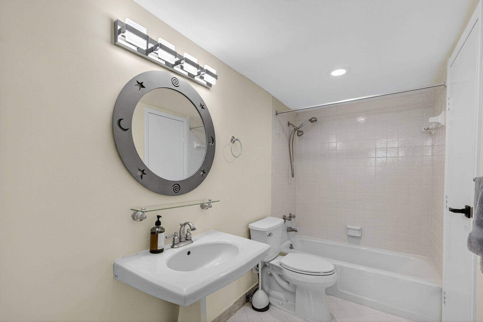 336 Golfview Road, Unit 905 North Palm Beach, FL 33408 - Photo 31 of 51 Guest Bathroom