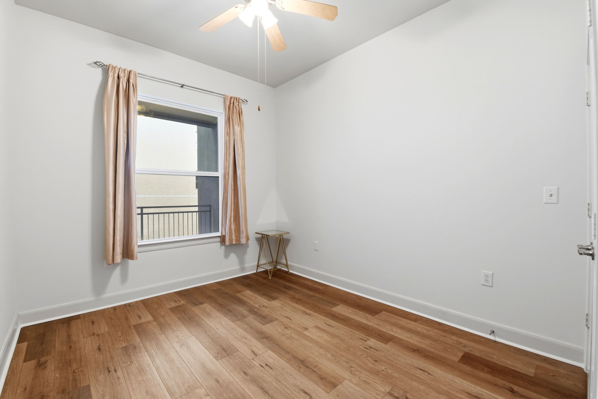 1010 Rosine Street, Unit 43 Houston, TX 77019 - Photo 35 of 48 an empty room with a window