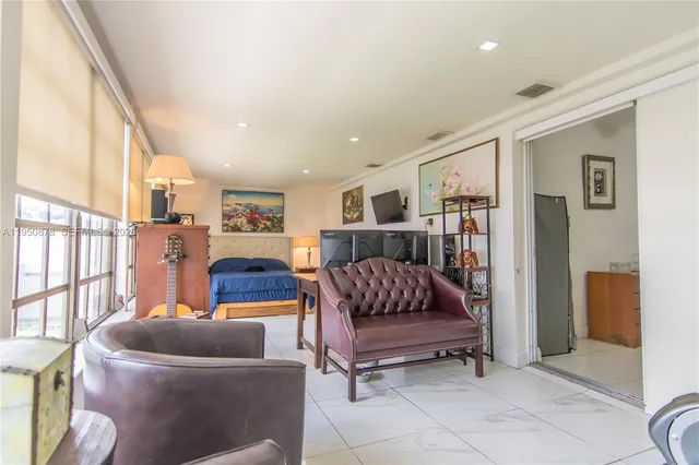 $669,000 | 943 West 64th Place, Hialeah, FL 33012