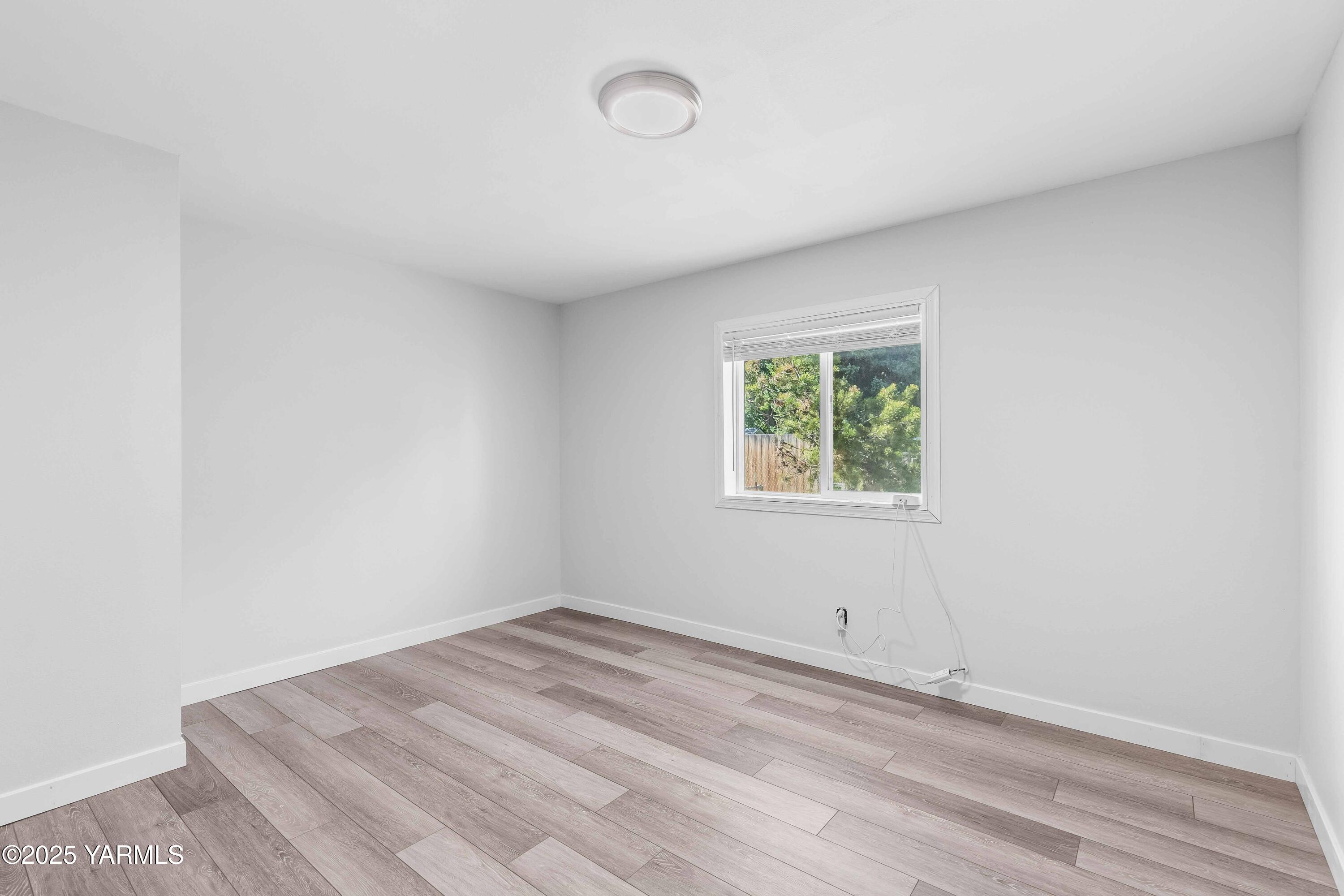 3404 Stanton Road Yakima, WA 98903 - Photo 18 of 37 an empty room with a window