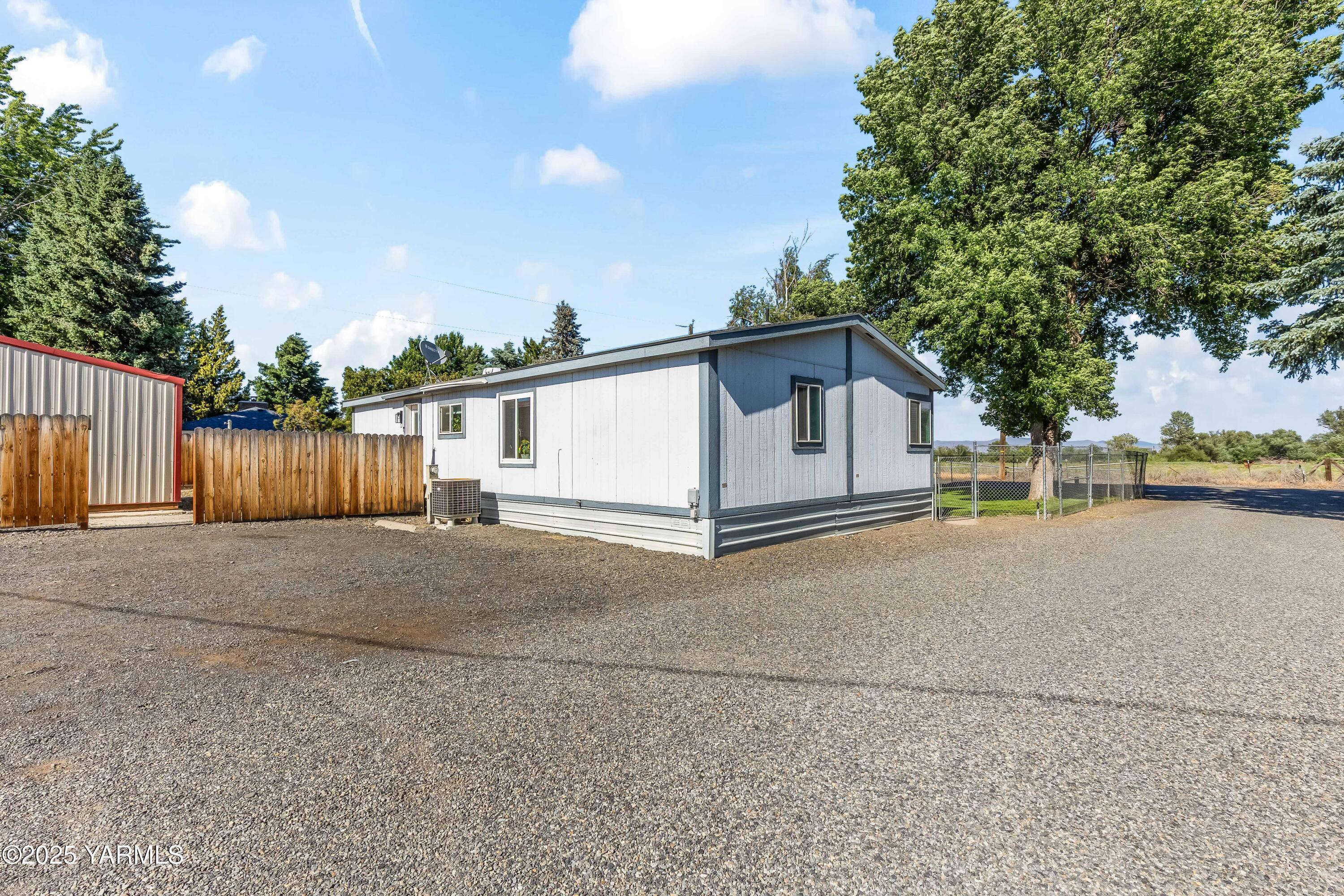 3404 Stanton Road Yakima, WA 98903 - Photo 21 of 37 a view of backyard of house with wooden fence