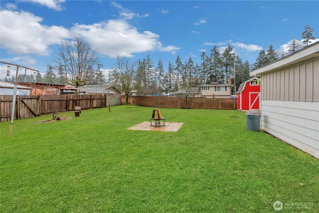 a view of a backyard