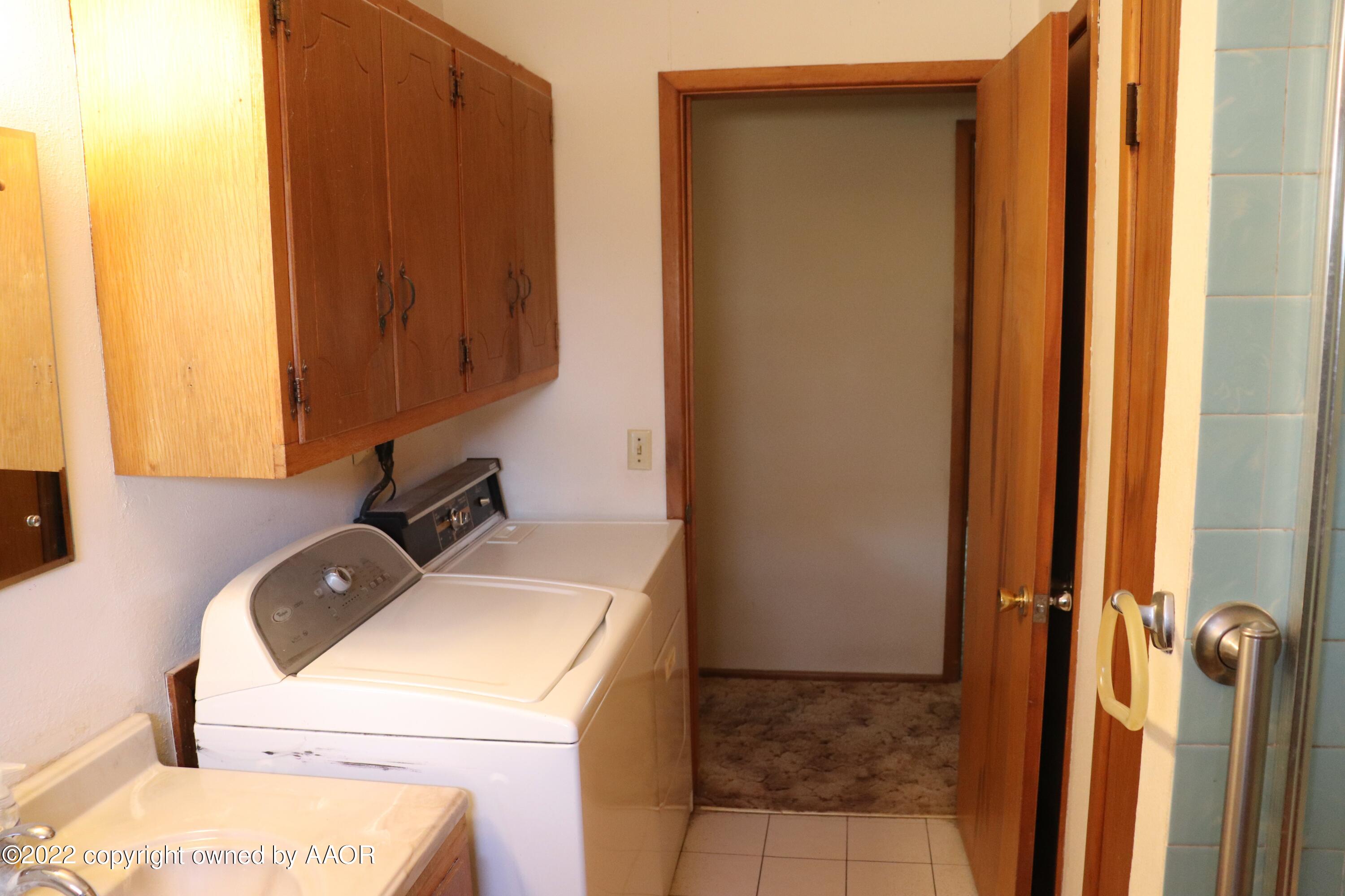 9540 Westline Road Wildorado, TX 79098 - Photo 56 of 61 a bathroom with a sink and a mirror