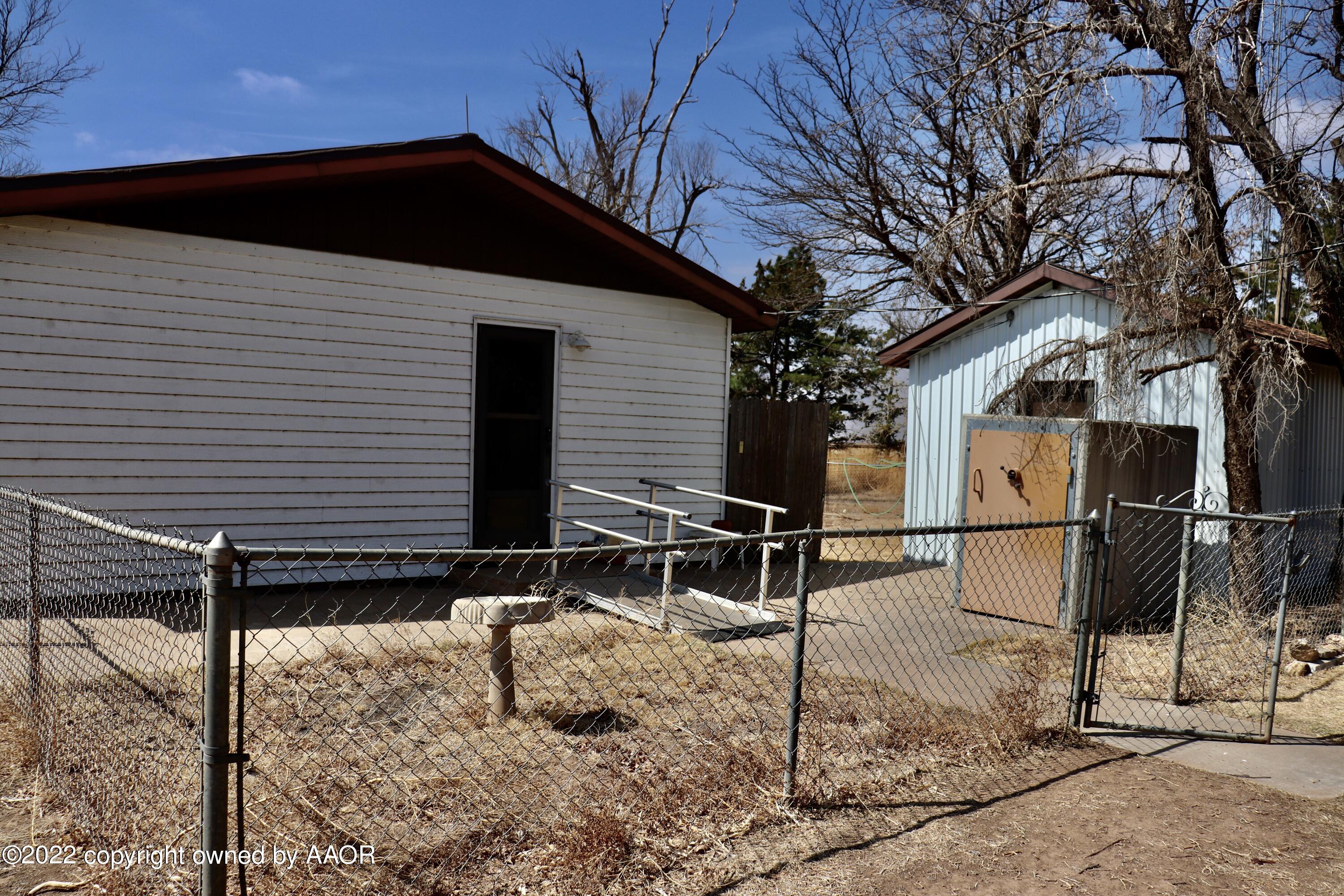 9540 Westline Road Wildorado, TX 79098 - Photo 8 of 61 a backyard of a house with table and chairs