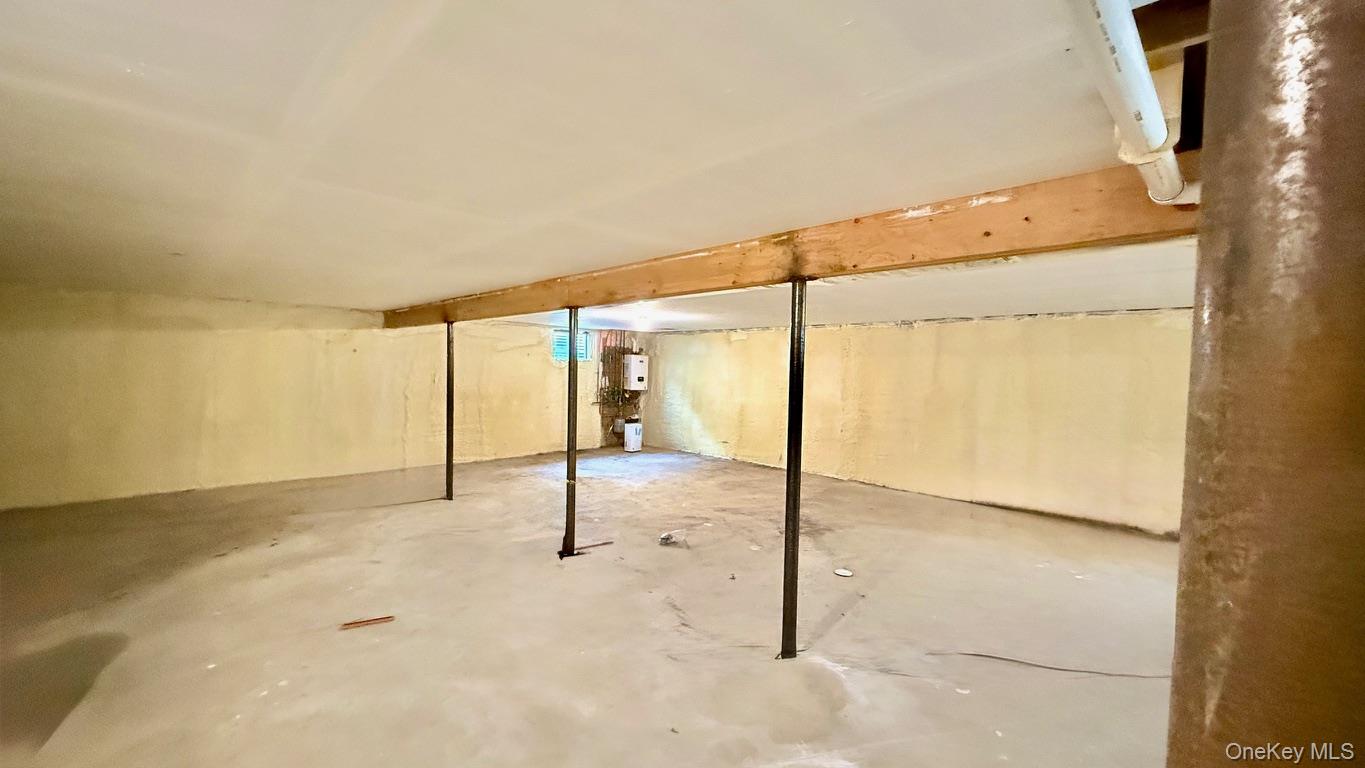 60 Periwinkle Road Levittown, NY 11756 - Photo 32 of 33 an empty room