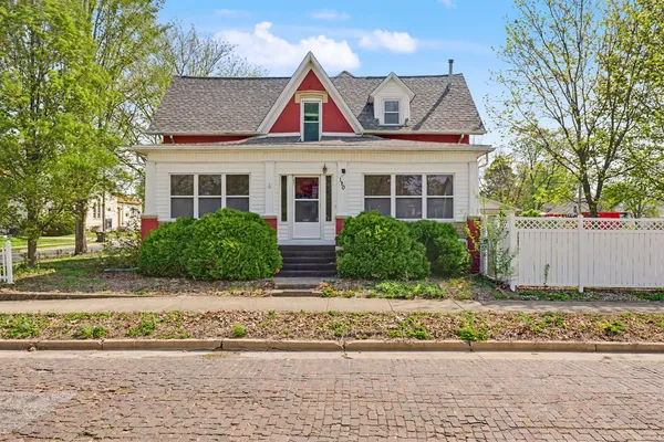 $198,500 | 110 North Pike Street, Oakland, IL 61943