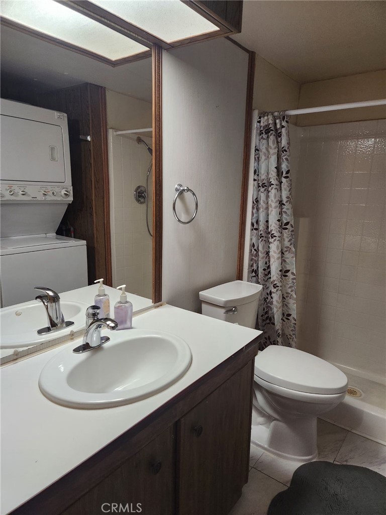 15940 Stoddard Wells Road, Unit 30 Victorville, CA 92395 - Photo 11 of 17 Hall bathroom.