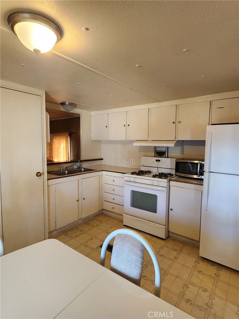 15940 Stoddard Wells Road, Unit 30 Victorville, CA 92395 - Photo 2 of 17 Kitchen with pantry and dining area.