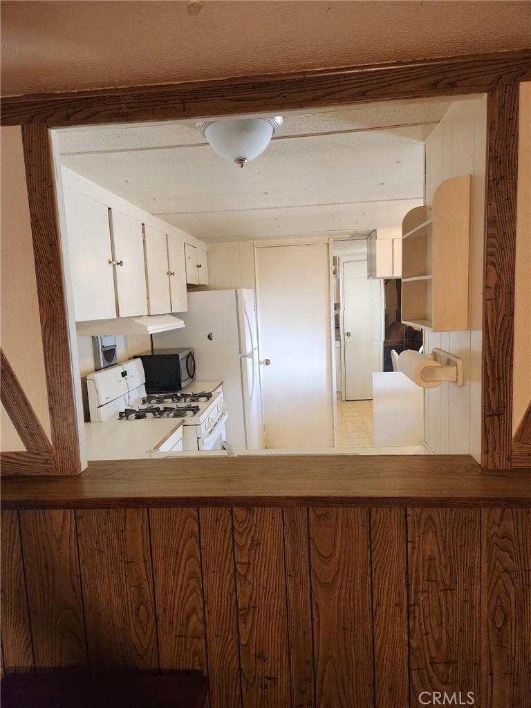 15940 Stoddard Wells Road, Unit 30 Victorville, CA 92395 - Photo 5 of 17 Bar counter looks to living-room.