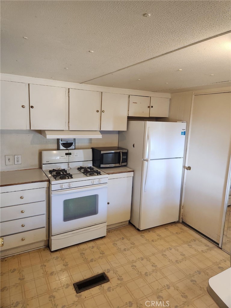 15940 Stoddard Wells Road, Unit 30 Victorville, CA 92395 - Photo 7 of 17 Entry to front bedroom.