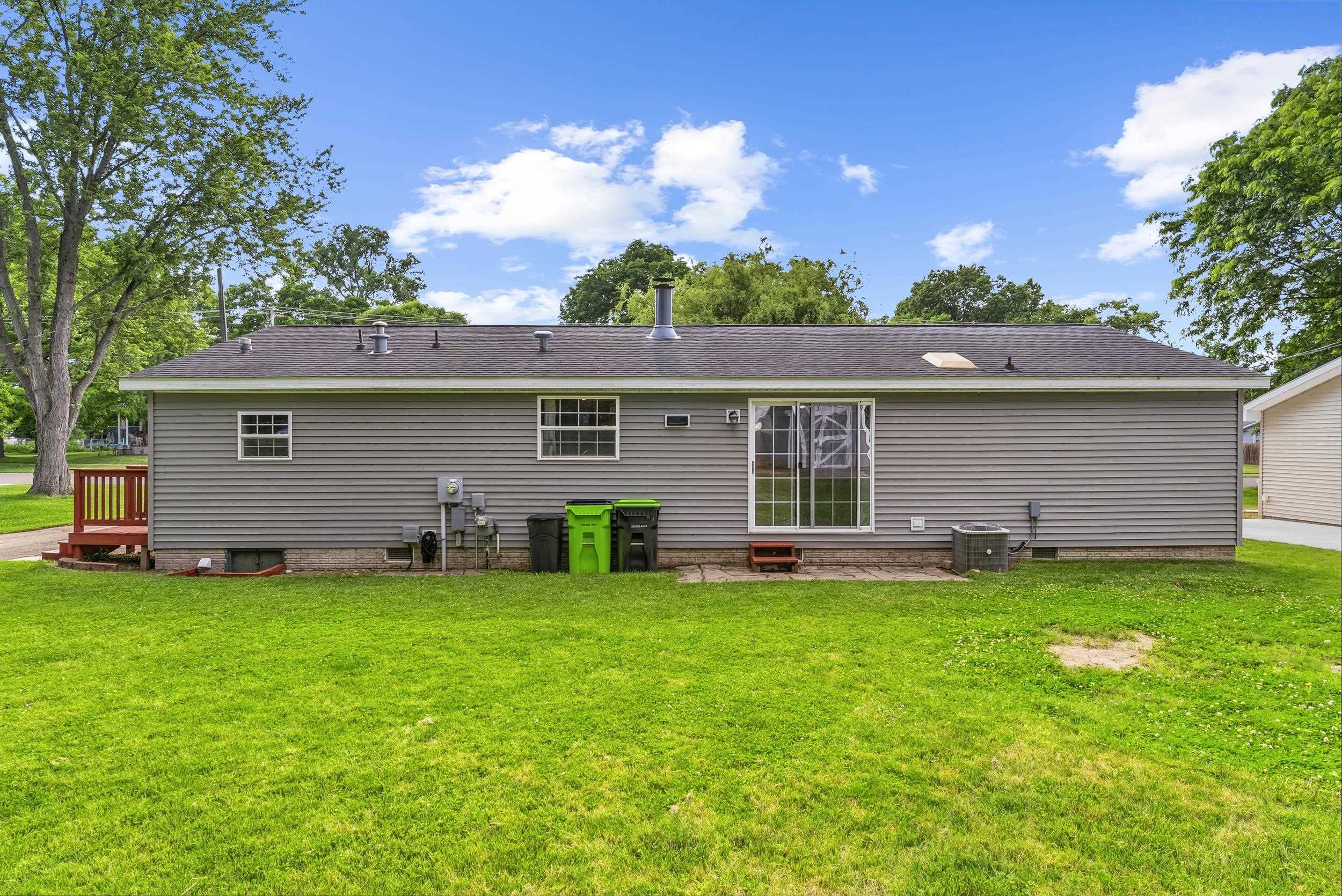 880 North East Street Fenton, MI 48430 - Photo 9 of 33 50213327-df9787ad-591d-48eb-ba65-3c4788a0cb0d.JPG