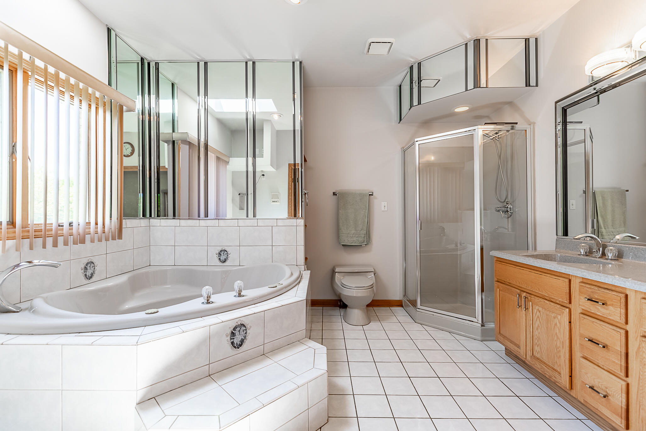 1020 Cornwallis Lane Munster, IN 46321 - Photo 27 of 41 a bathroom with a tub sink and mirror