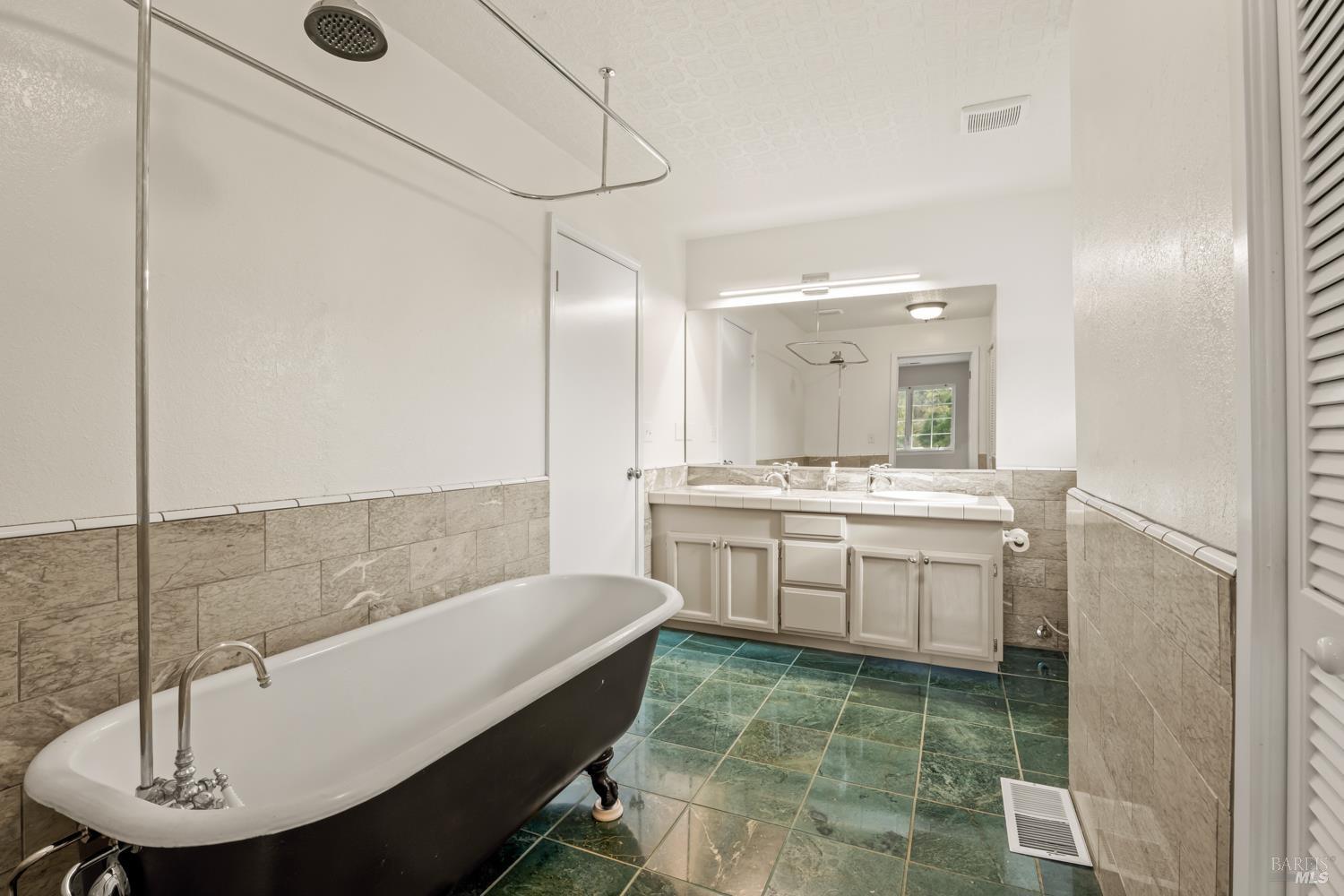 4595-4601 Feliz Creek Road Hopland, CA 95449 - Photo 21 of 74 Bath in main house