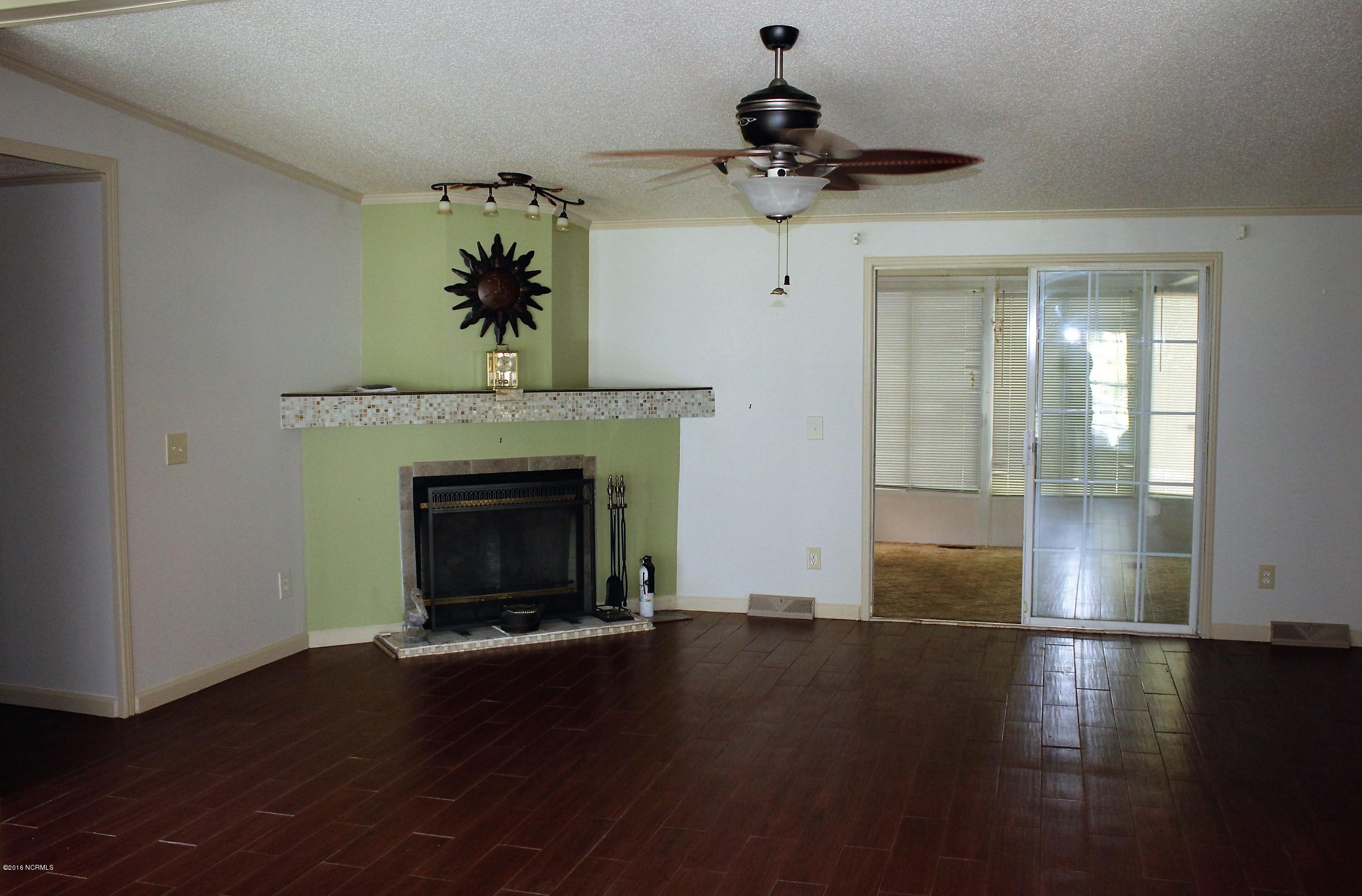 133 Anita Drive Hubert, NC 28539 - Photo 3 of 26 Living room