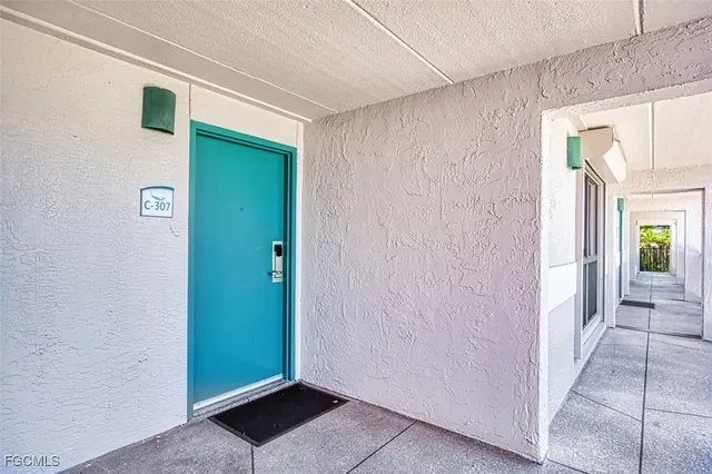a view of a house with yard and porch