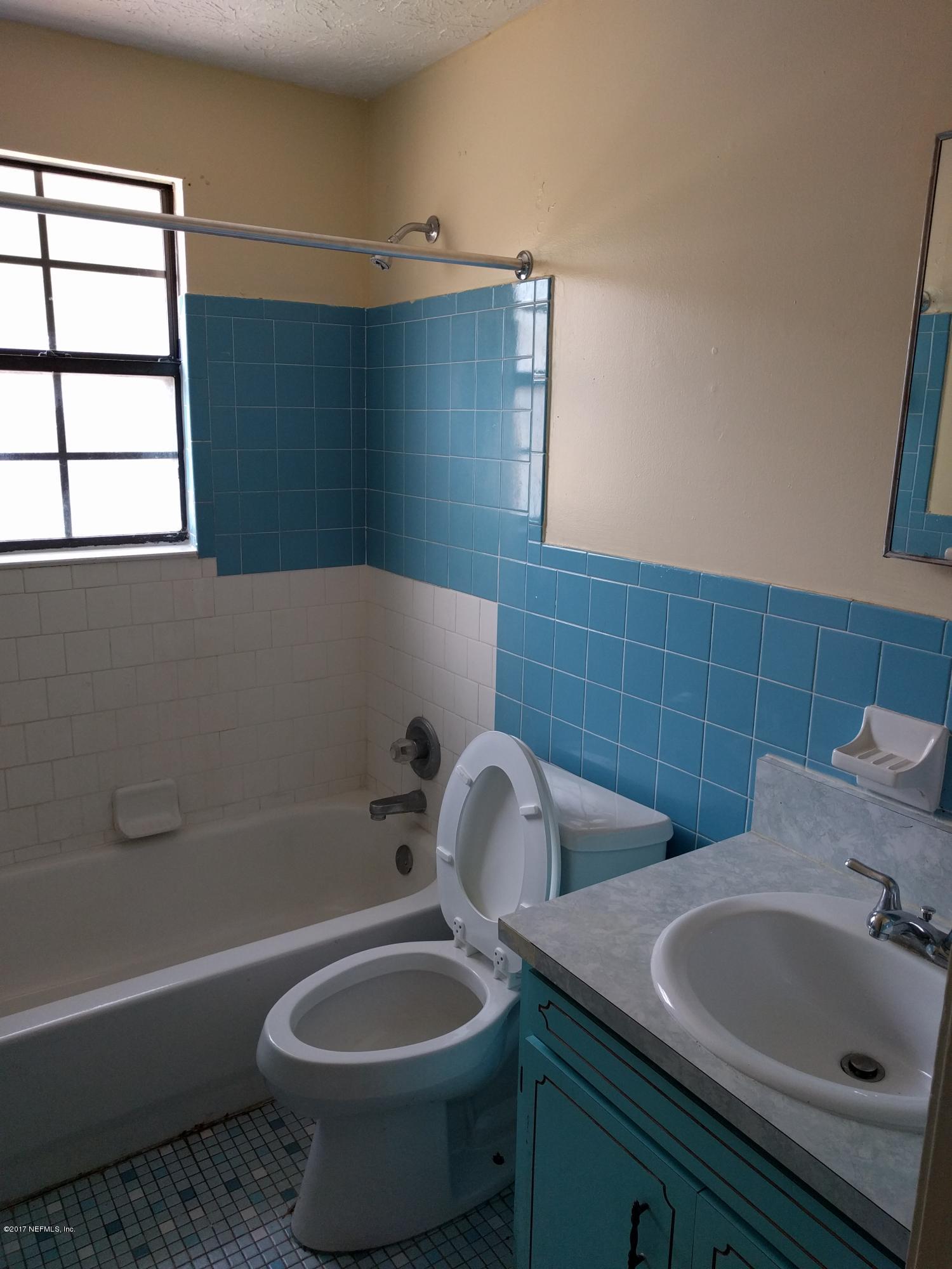 4339 Flintshire Road Jacksonville, FL 32208 - Photo 11 of 15 a bathroom with a toilet sink and bathtub