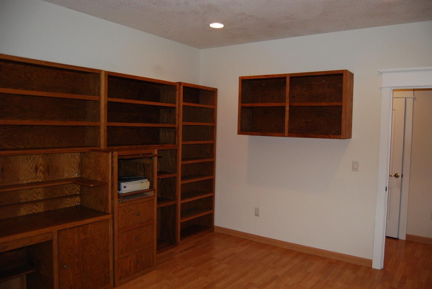 827 Ridgeway Avenue Central Point, OR 97502 - Photo 26 of 34 a view of an empty walk in closet