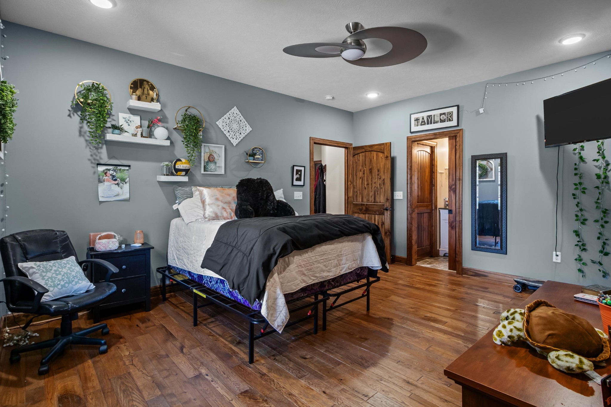 1816 McKelvy Road Camden, TN 38320 - Photo 39 of 100 a spacious bedroom with a bed dresser and a window