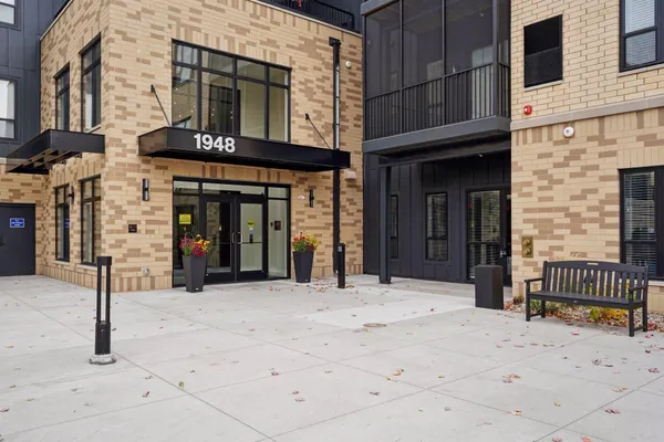 $250,000 | 1948 Wayzata Boulevard, Unit 105, Long Lake, MN 55356