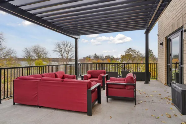 $250,000 | 1948 Wayzata Boulevard, Unit 105, Long Lake, MN 55356