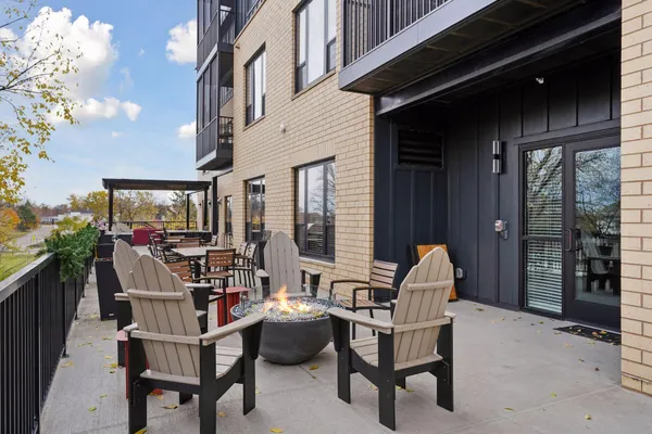 $250,000 | 1948 Wayzata Boulevard, Unit 105, Long Lake, MN 55356