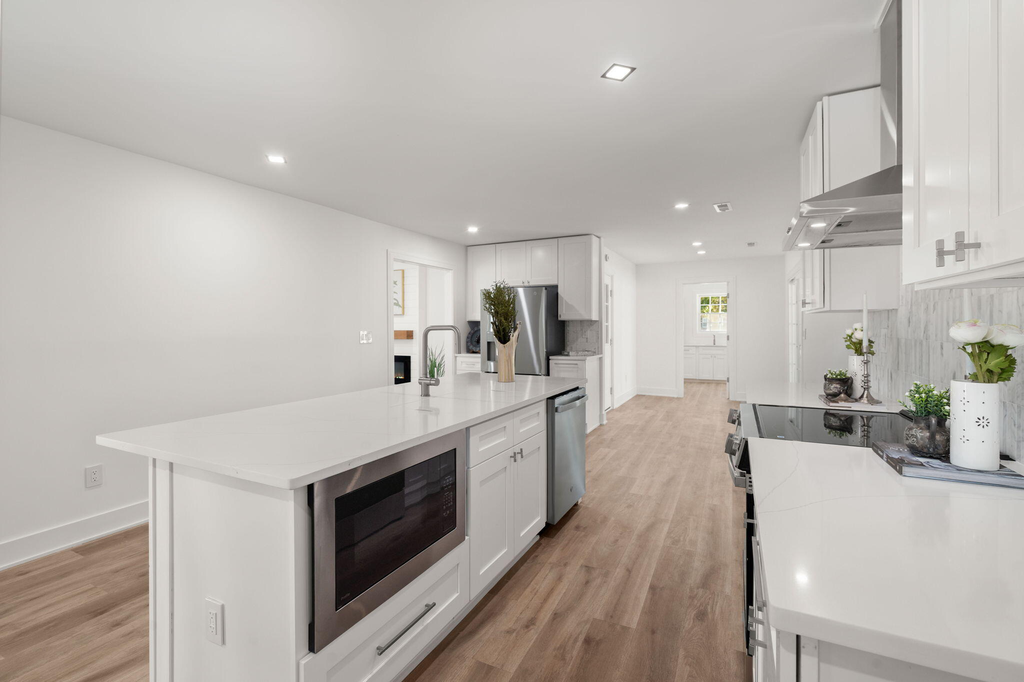 1260 Robin Road Mount Pleasant, SC 29464 - Photo 16 of 35 Built In Microwave