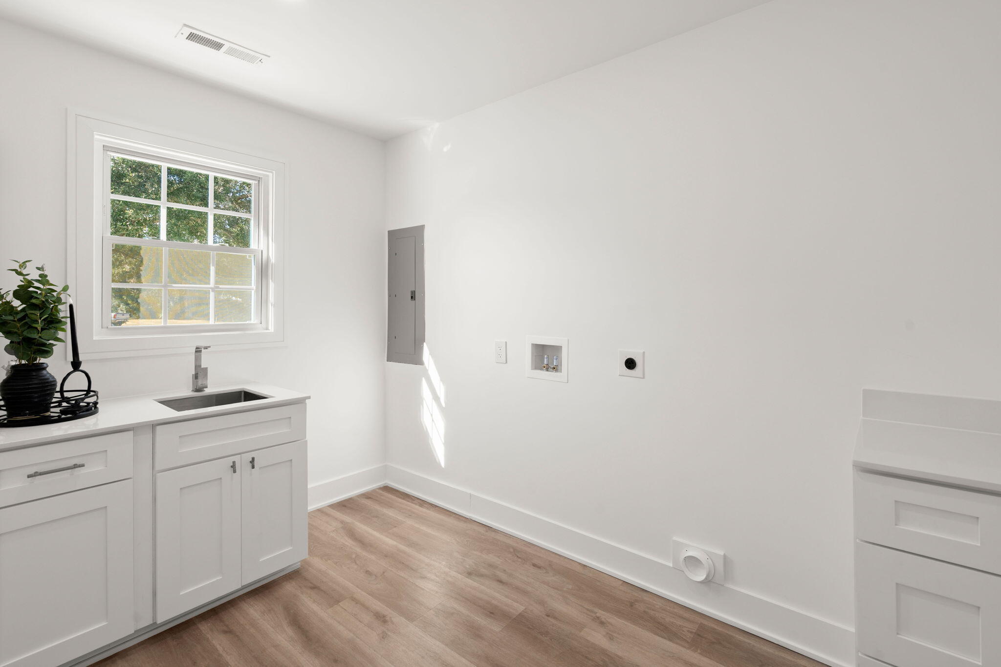 1260 Robin Road Mount Pleasant, SC 29464 - Photo 20 of 35 Laundry Room
