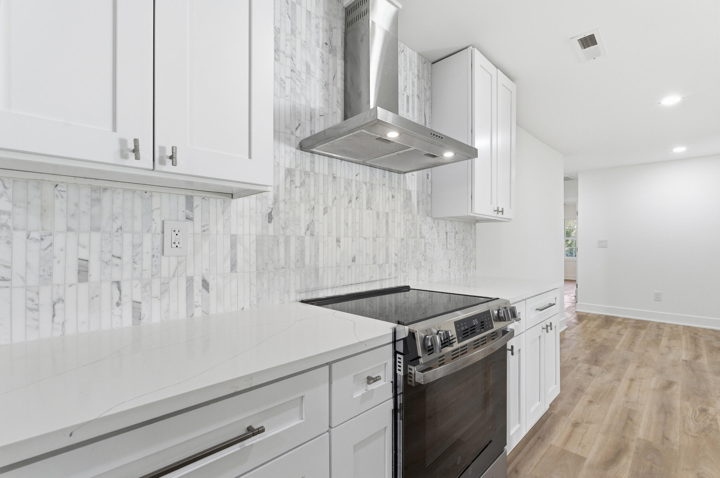 1260 Robin Road Mount Pleasant, SC 29464 - Photo 7 of 21 Stainless Steel Hood and Tile Backsplash
