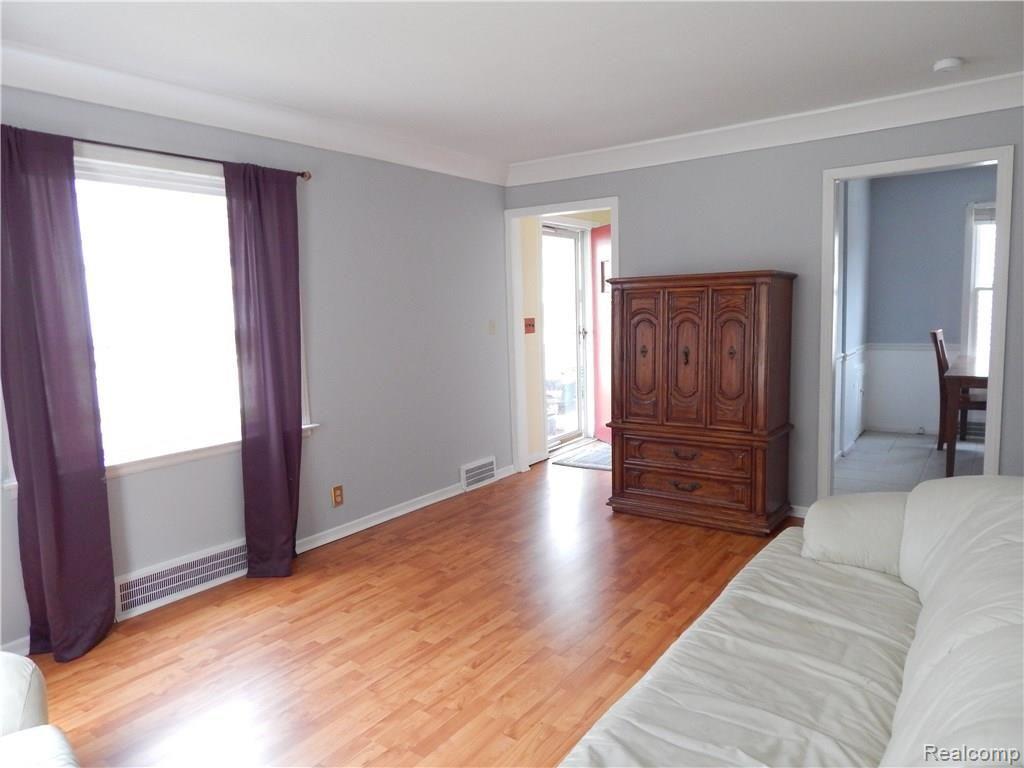 2181 Hampton Road Grosse Pointe Woods, MI 48236 - Photo 9 of 33