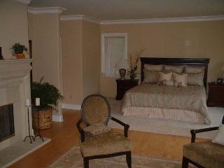 71 Ridgecrest Road Kentfield, CA 94904 - Photo 9 of 10 a bedroom with a bed a table and potted plants