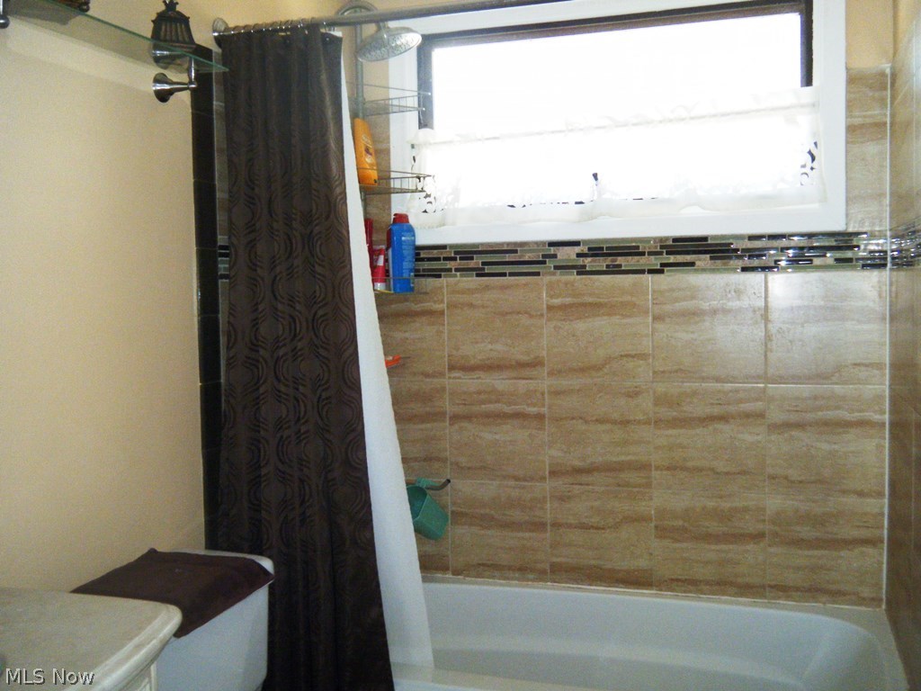 567 Button Road Bedford, OH 44146 - Photo 17 of 22 Full bathroom