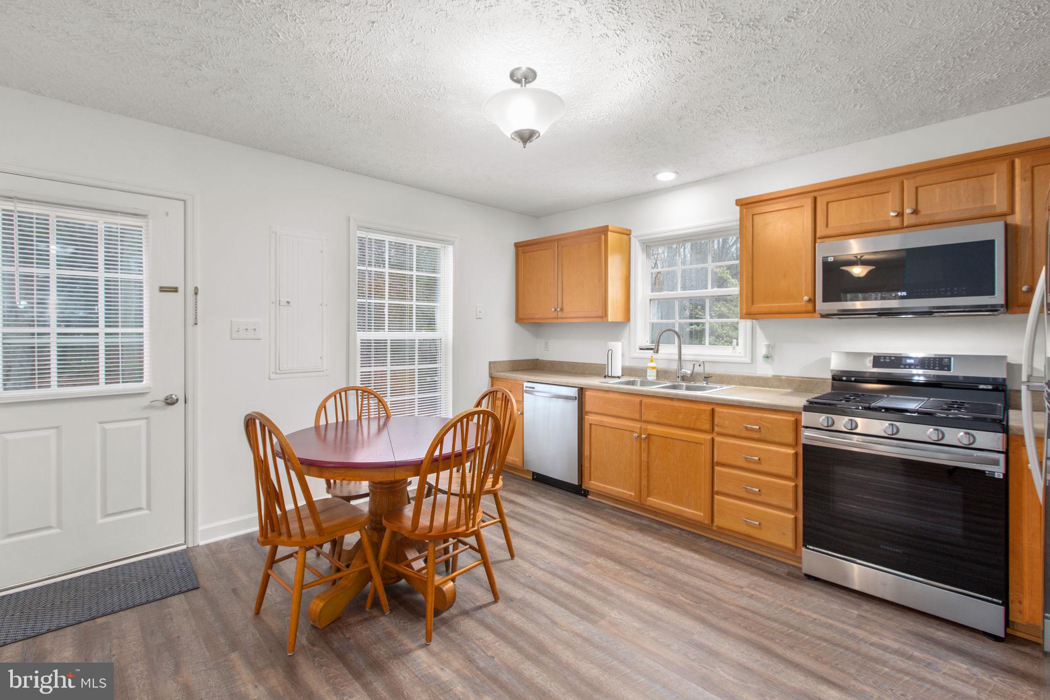 8401 Seays Road Spotsylvania, VA 22551 - Photo 12 of 32 Dining area with outdoor access