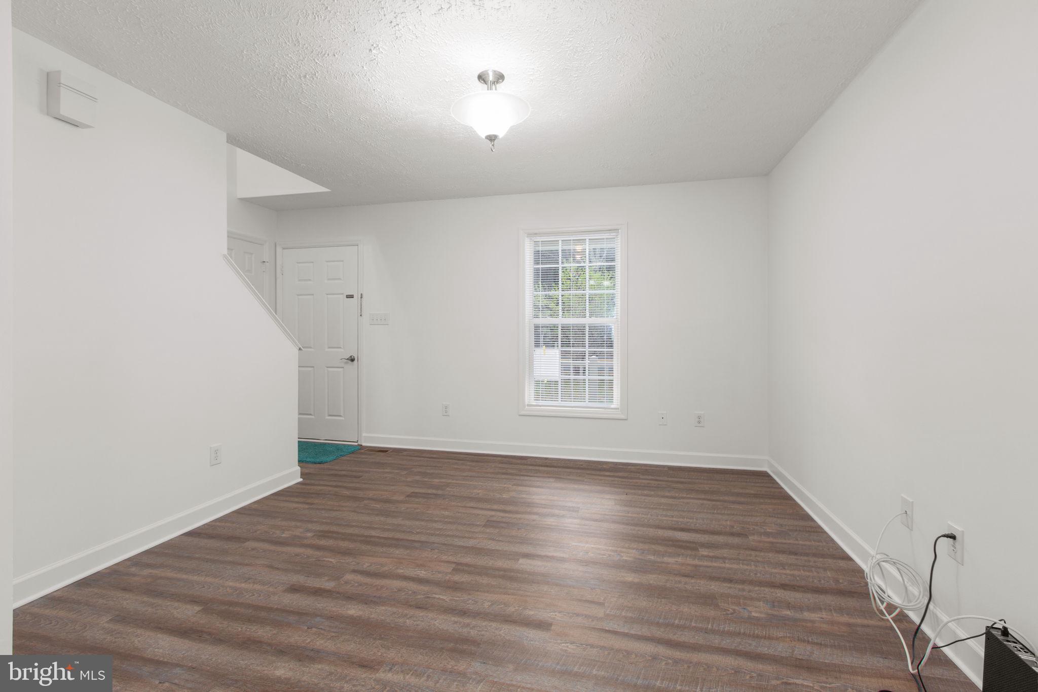 8401 Seays Road Spotsylvania, VA 22551 - Photo 6 of 32 Neutral & nice natural light