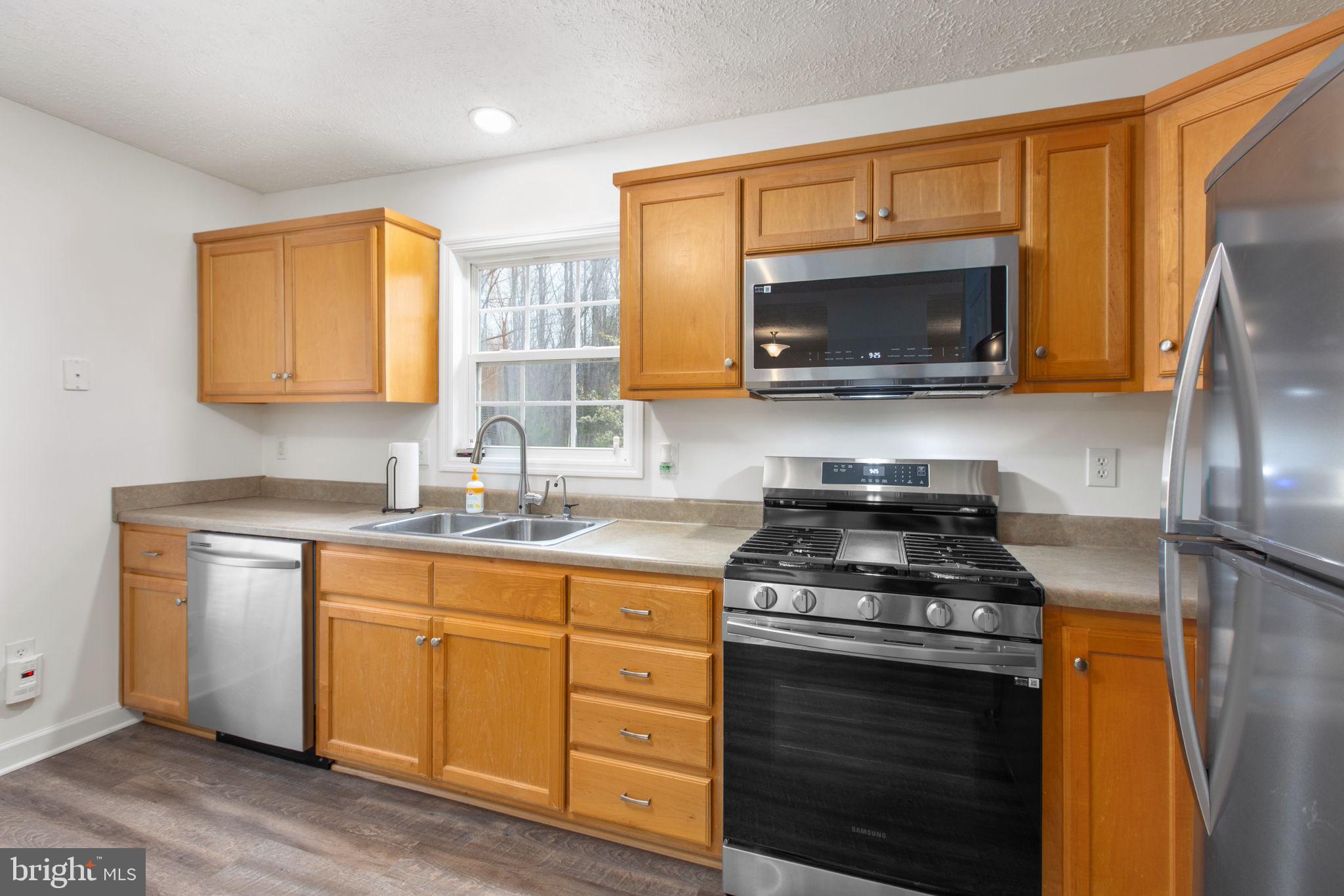 8401 Seays Road Spotsylvania, VA 22551 - Photo 9 of 32 Brand new stainless steel appliances