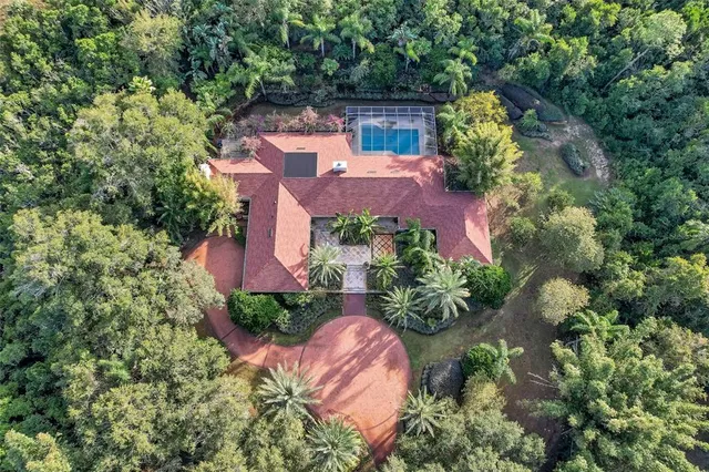 a view of a house with backyard and garden