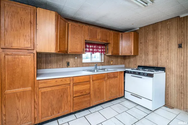 $350,000 | 365 Bond Road, Galatia, IL 62935